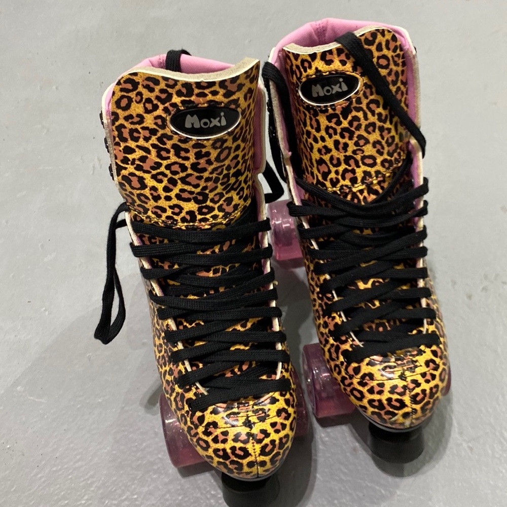 Moxi women leopard print skate; NWOT size 8